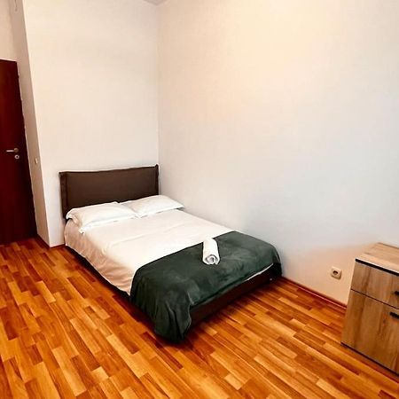 Otopeni Airport Apartment With Private Garden Extérieur photo