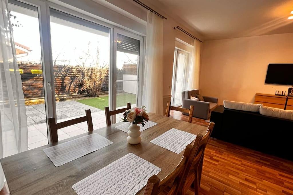 Otopeni Airport Apartment With Private Garden Extérieur photo